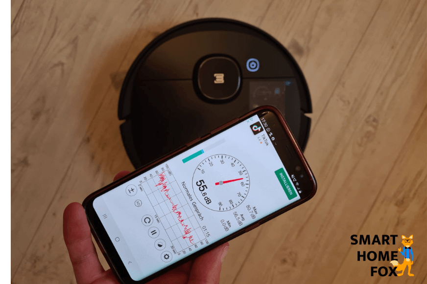 Die Lautstärke eines Staubsauger Roboters wird im Test gemessen